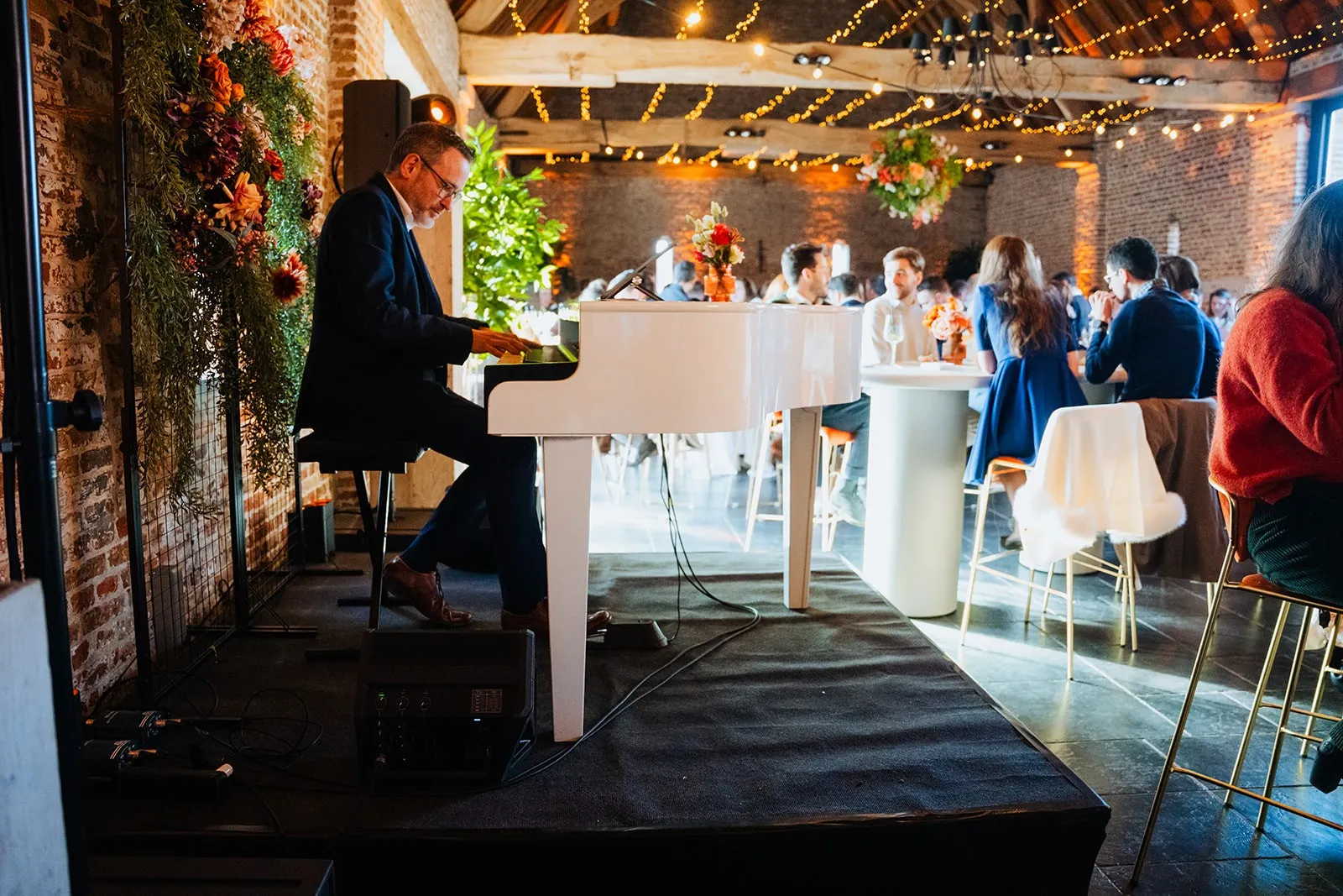 Witte vleugel opgesteld in een feestzaal, gasten aan tafel