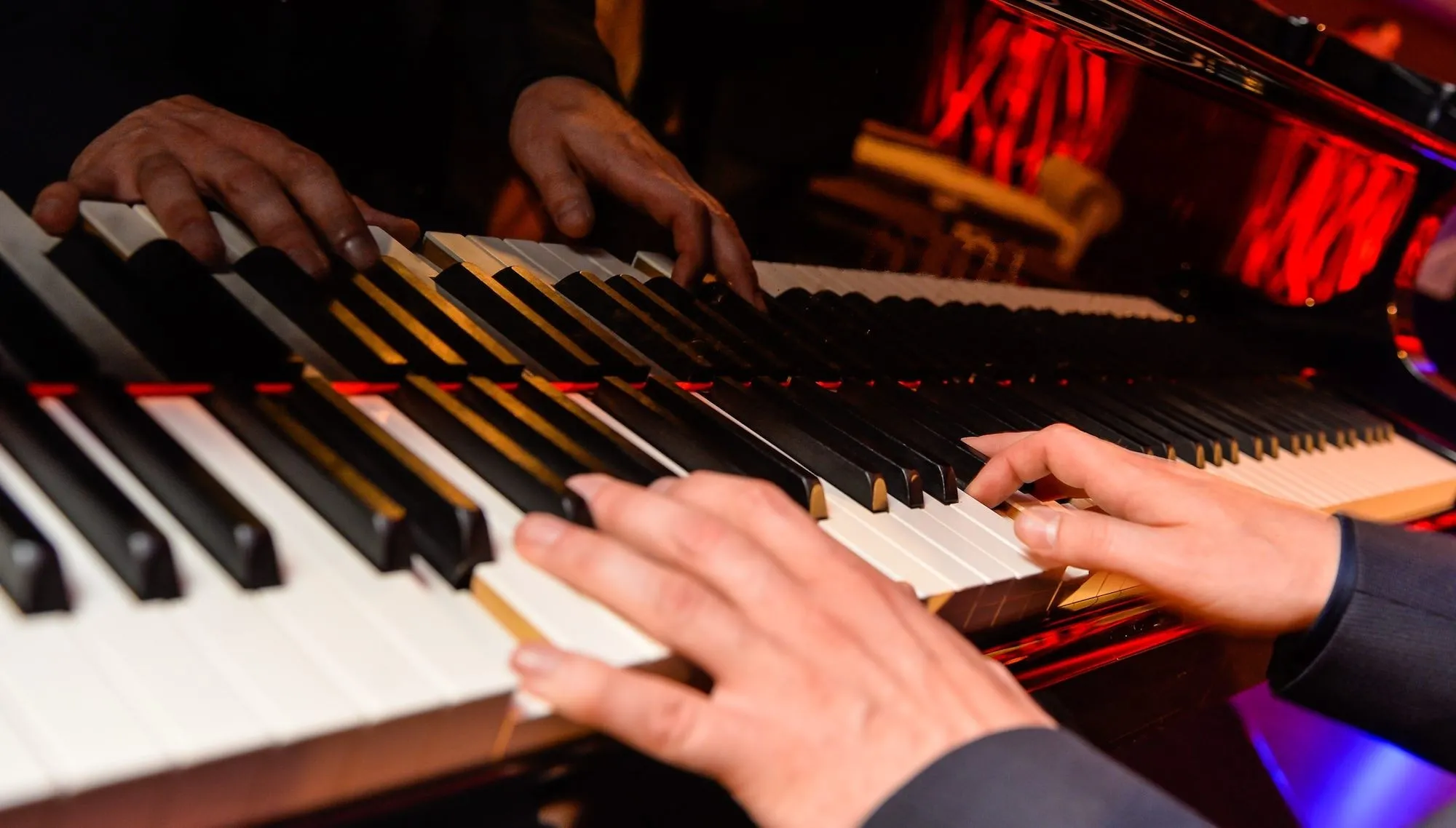 Handen van pianist Rik Deckers op de toetsen van een vleugel